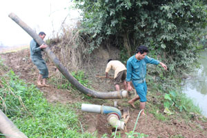 Bà con nhân dân xóm Mỗ, xã Bình Thanh (Cao Phong) tận dụng khe, lạch lấy nước cấy lúa vụ mùa.